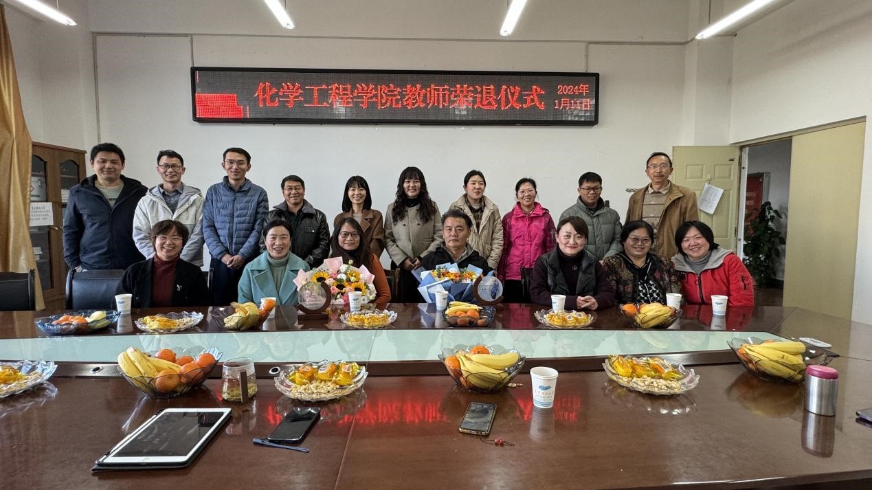 倾尽丹心育桃李 奉献韶华铸师魂——娱乐城
教师荣退仪式